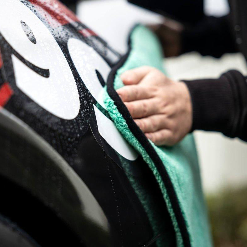 Wiping with the Aqua Deluxe Drying Towel