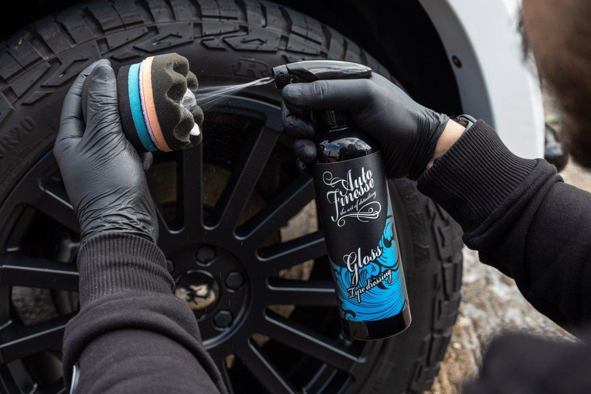 Spraying Gloss Tyre Shine Dressing