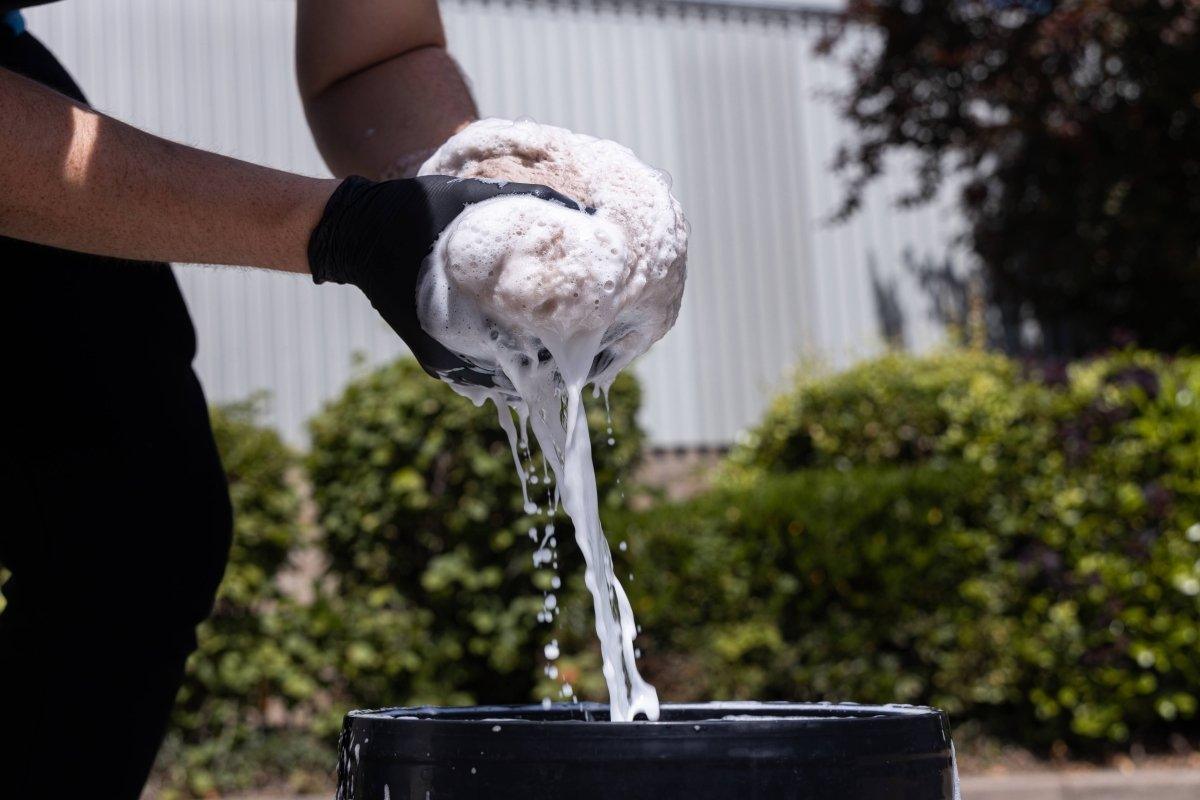 Ultra Soft Wash Mitt Rinsing