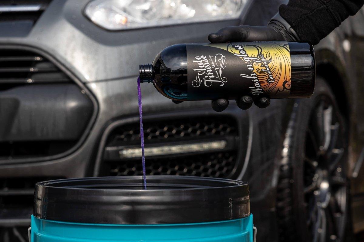 Wash 'N' Gloss Car Shampoo _ in bucket